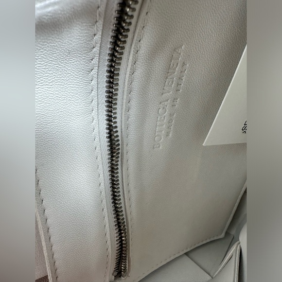 Bottega Veneta Messenger Bag - Picture 6 of 11